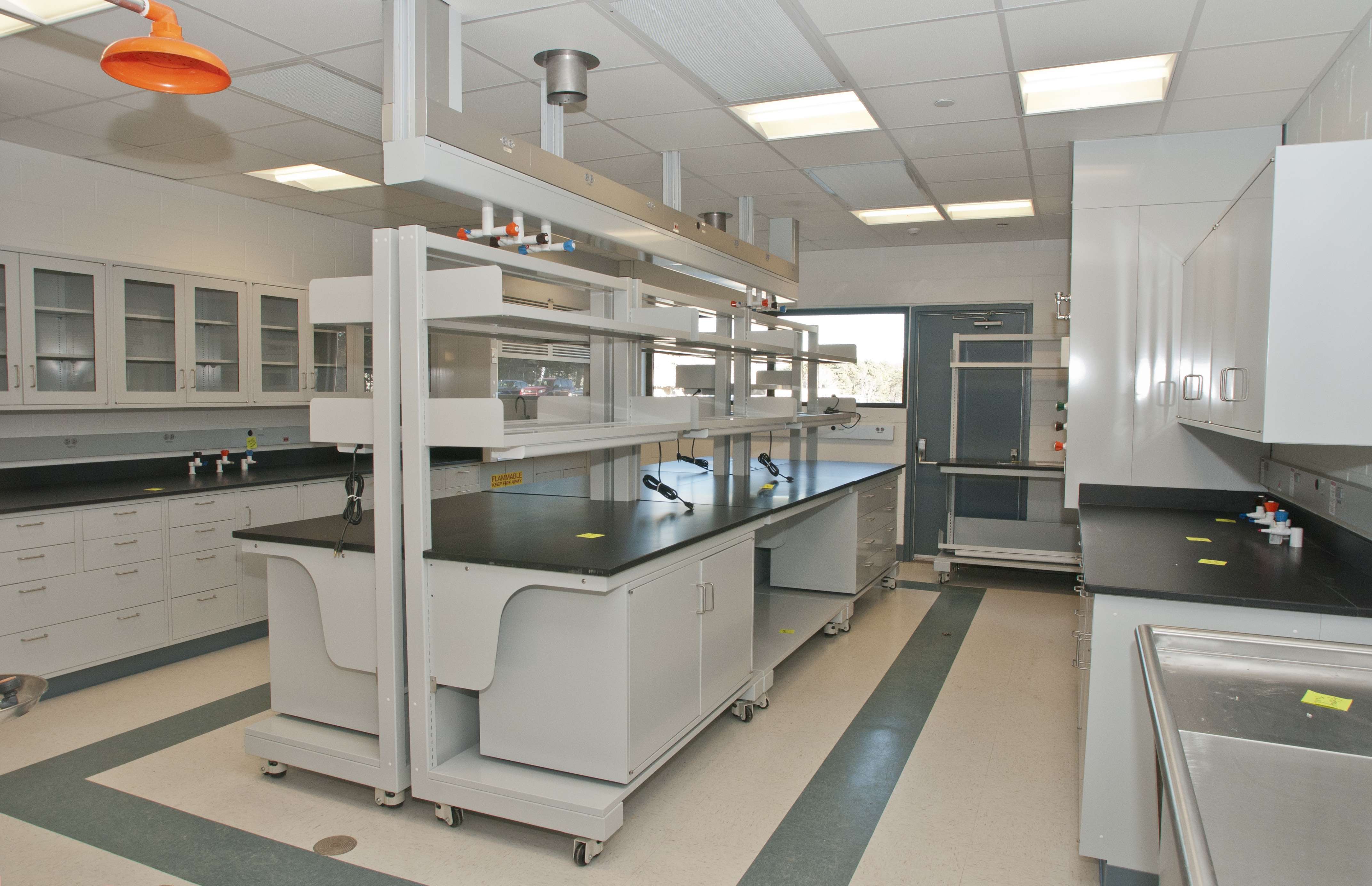 Крупнейшие лаборатории. Лабораторное помещение. Помещение лаборатории. Современная химическая лаборатория. Мебель для медицинской лаборатории.