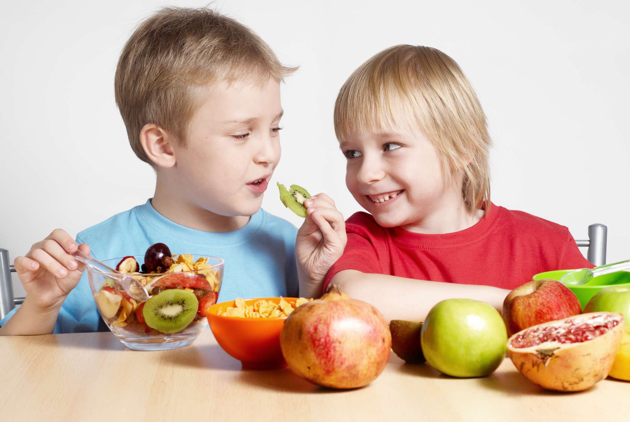 Что кушать. Правильное питание для детей. Фрукты для детей. Дети кушают фрукты. Полезное питание для детей.