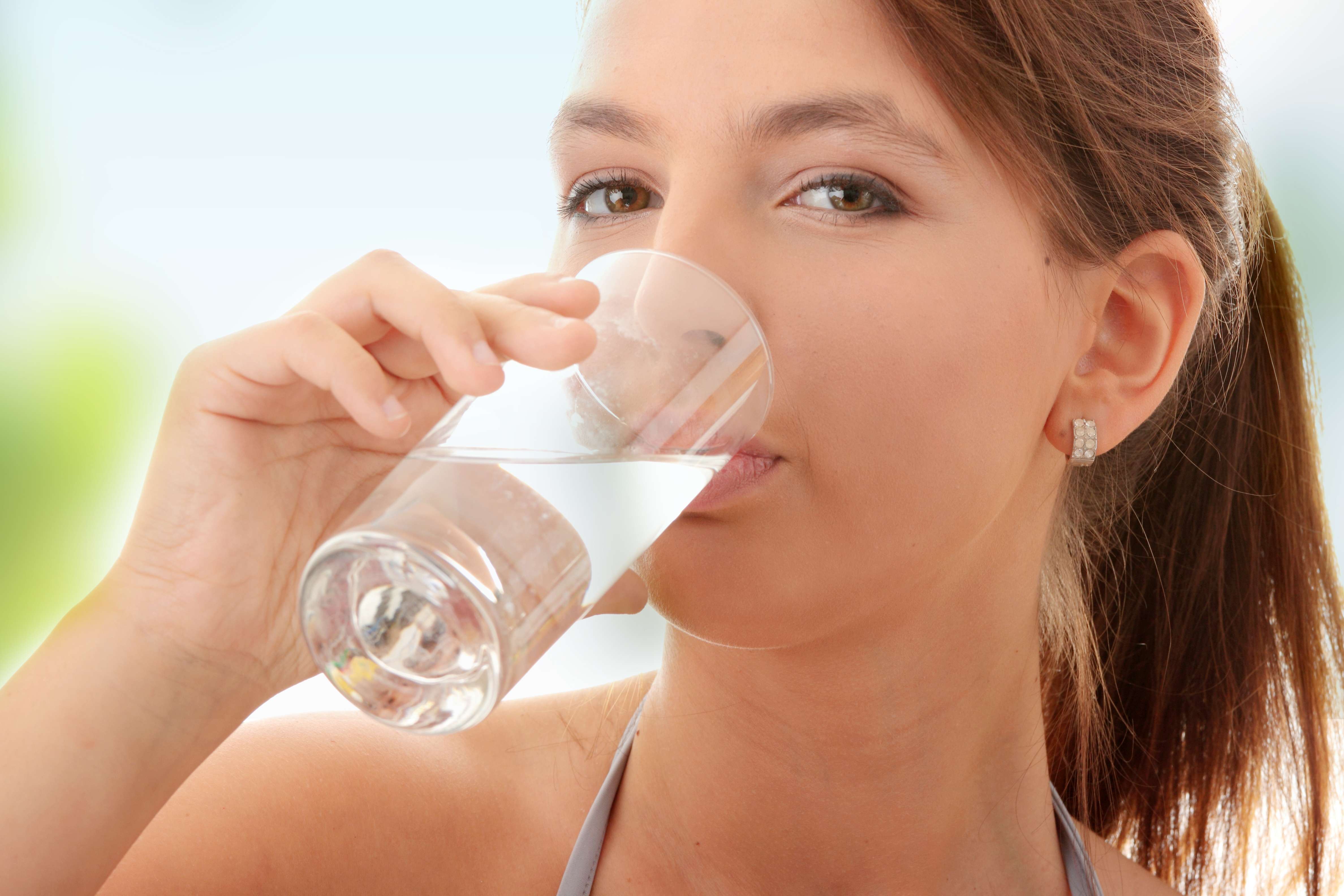 Пить. Пить воду. Питье воды. Девушка пьет воду. Девушка со стаканом воды.