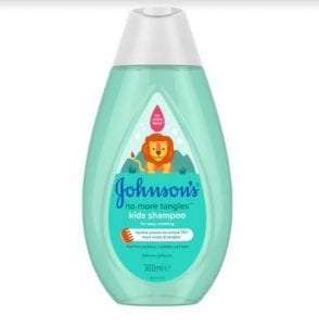 JOHNSON'S® No More Tangles® Kids Shampoo Το σαμπουάν Johnson's® No More Tangles® Kids Shampoo είναι ειδικά σχεδιασμένο για τα μαλλιά των νήπιων και των παιδιών. Το σαμπουάν καθαρίζει και ξεμπλέκει τα μαλλιά, αφαιρώντας ακόμα και τους πιο δύσκολους κόμπους κατά τη διάρκεια του μπάνιου, αφήνοντας λεία, απαλά και ευκολοχτένιστα τα μαλλιά. Συσκευασία 500ml. ΠΛΤ: 4,49€