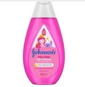 JOHNSON'S® Shiny Drops Kids Shampoo Το Shiny Drops Kids Shampoo έχει ειδική σύνθεση εμπλουτισμένη με έλαιο αργκάν. Καθαρίζει τα μαλλιά ενισχύοντας τη φυσική λάμψη τους, χαρίζοντας μεταξένια, λεία και υγιή όψη. Συσκευασία 500ml. ΠΛΤ: 4,49€