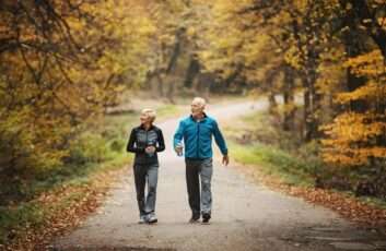 Μια ώρα περπάτημα την εβδομάδα μπορεί να ενισχύσει τη μακροζωία στους ηλικιωμένους