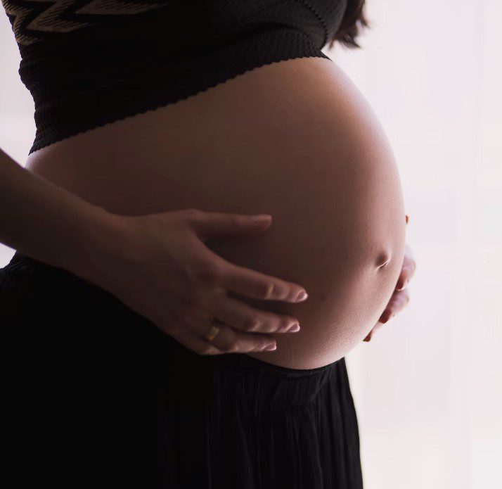 Εγκυμοσύνη: Πρέπει να κάνω εμβόλιο COVID και γρίπης;